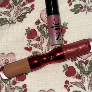 One/Size Lipgloss & Saie Blush